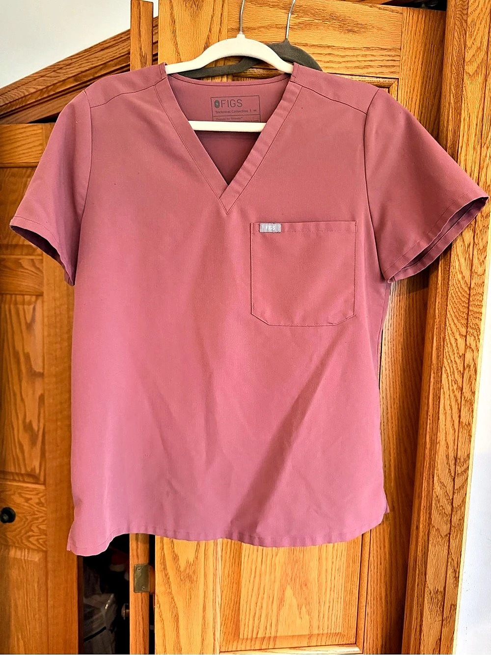 FIGS Technical Collection V-Neck Scrub Top in Mauve Size Medium